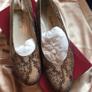 Ladies animal leather pumps